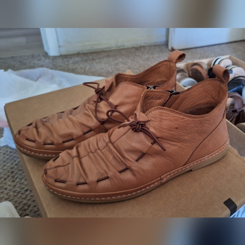 Flat side zip leather shoes